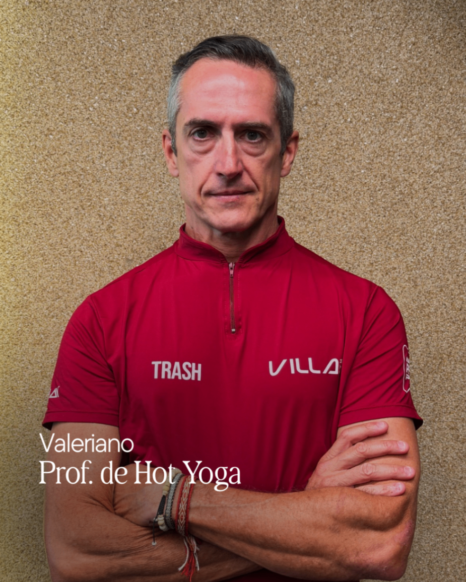 Valeriano, professor de hot yoga da Villa Gym